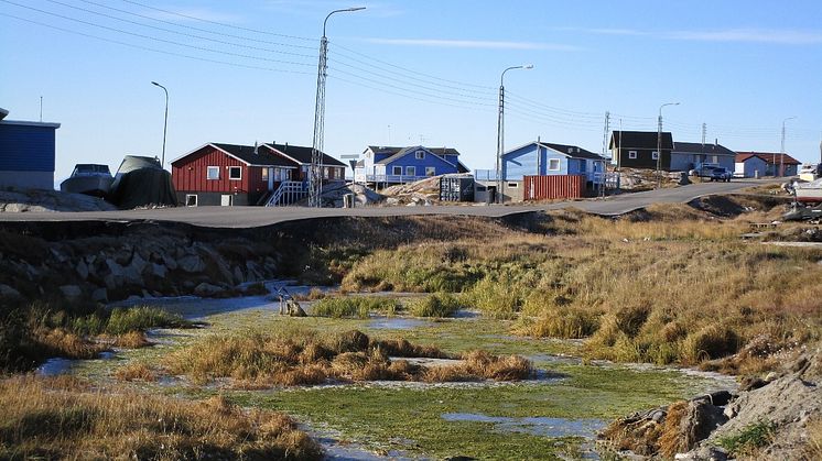I Ilulissat på Grönland, liksom i många andra arktiska regioner, är vägar som byggts i känslig permafrostterräng särskilt utsatta för deformationer i markytan. Foto: Johanna Scheer