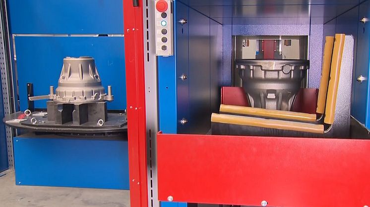 Im GRIND PERFORMER werden Eisengussteile ohne spezifische Aufnahme per Rundtisch eingebracht, voll-automatisch von Speisern und Graten befreit und am Ende ausgefördert – so bearbeitet, dass keine Nachar-beit mehr erforderlich ist.  Bild: © Fill