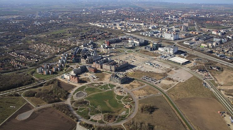 Byggprojektet som nu fått en markanvisning kommer att uppföras intill spårvägen, granne med Pärlan, i mitten av flygbilden. Foto: Lunds kommun