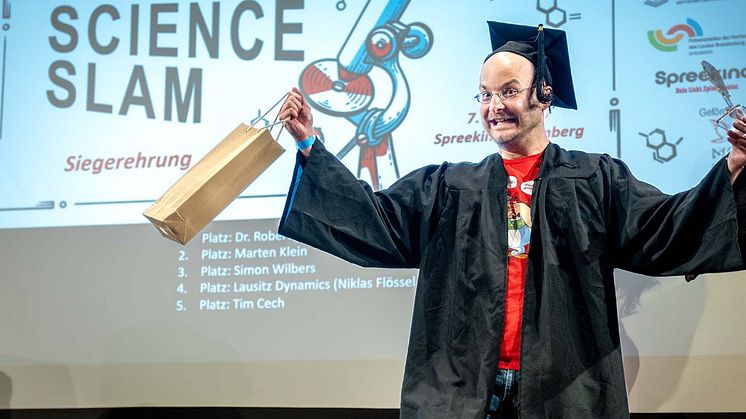 Preisträger beim Science Slam 2024 in Spremberg.  Bild: © Sasha Thor, Präsenzstellen des Landes Brandenburg