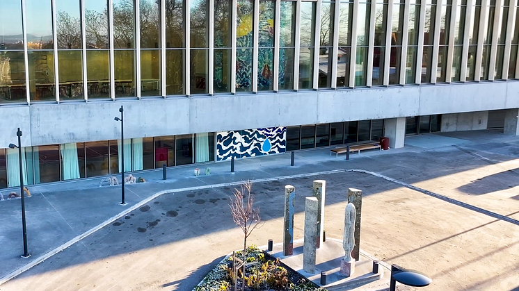 Ny kunst til det nye Tøyenbadet: I forkant ser vi skulpturene til Sverre Gullesen. Nederst på veggen ute og på veggen på innsiden, ser vi veggkunsten med tittelen "Vektløs" av Ida Madsen Følling.