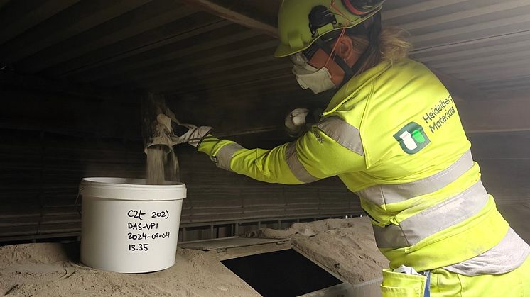 Prover tas under produktionen av nya Bascement Plus med vulkaniskt material