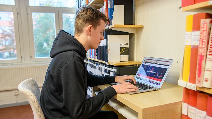 Fler föräldrar tycker att digitala läromedel jämfört med tryckta underlättar mer än de försvårar inlärningen för barnen, visar Internetstiftelsens rapport Barnen och internet.
