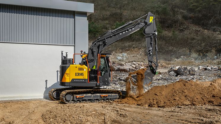 Volvo ECR145 bandgrävare med kort svängradie når kunder på den svenska marknaden under 2025.