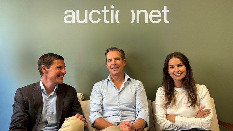 Måns Alfvén (CEO Alfvén & Didriksson) och Therese Östansjö Moberg (Investment Manager Alfvén & Didriksson) på var sin sida om Niklas Söderholm (CEO Auctionet).