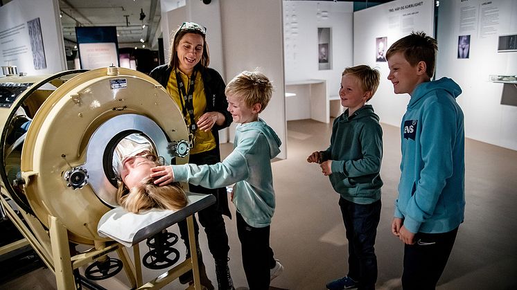 Ministeren får utfordringen med å prøve ut "Jernlunga" fra 1950-tallet, som er utstilt på Nasjonalt medisinsk museum. Foto:Gorm Gaare/NTM/NTM