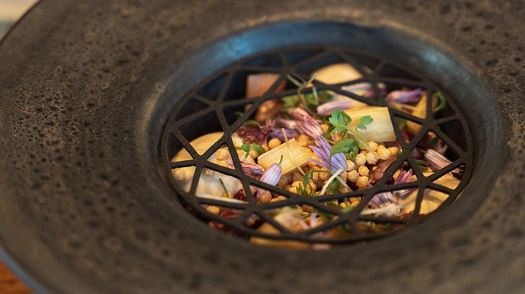 Förrätten Gården från The Lodge – en tartar på svensk oxe med svart vitlök och fermenterad rabarber.