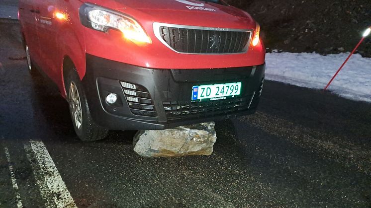 STEINRAS: Et steinras har gått i Hamnvik som følge av væromslaget. Postbudet kom uskadet fra hendelsen. Foto: Posten Bring