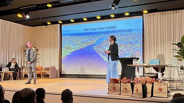 Per Svensson och Sandra Johansson inledde bokreleasen med att presentera Falkenbergs resa. 