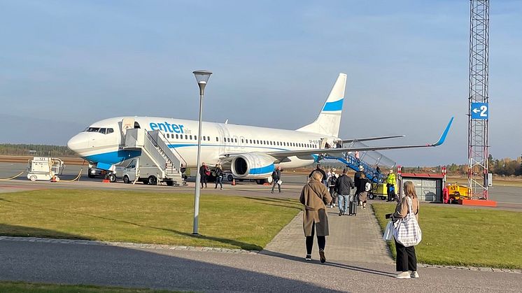 Passagerarna kliver på flygplanet som ska ta dem till Cypern från Jönköping med Detur.