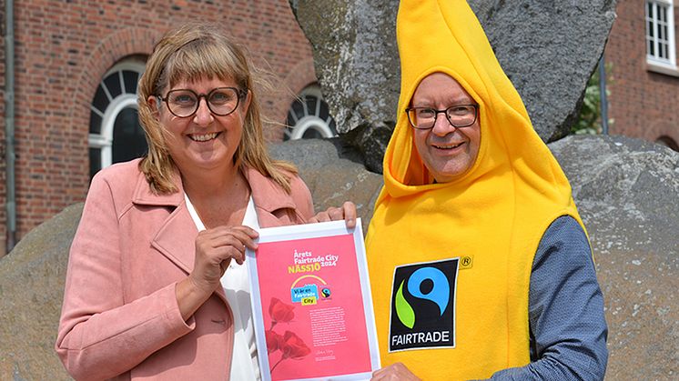 Sara Lindberg, Nässjö kommunfullmäktiges ordförande och Dennis Lundquist, utvecklingsstrateg och samordnare för Fairtrade City i Nässjö kommun. 