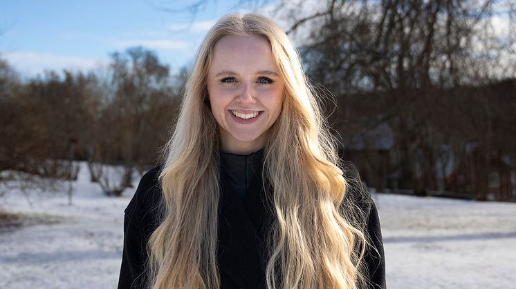 I sommar kan man se Alva Olsson i rollen som Amor i operan Poppeas kröning i Vattnäs Konsertlada. (Foto: Anders Walls Stiftelse)