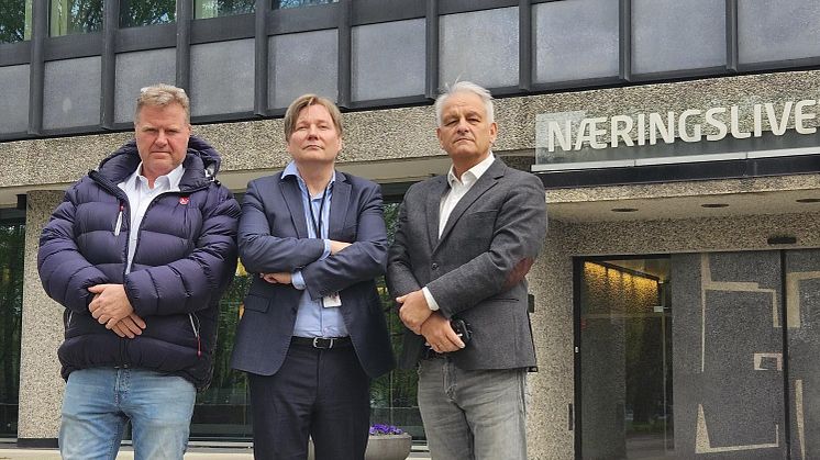 STÅR PÅ KRAVENE: Fylkesleder for NLF Oslo/Akershus, Nicolai Jakhelln (t.v.) , Ole A. Hagen, næringspolitisk direktør i NHO Logistikk og Transport, og NLFs regionsjef J. Kristian Bjerke krever at all godstransport – ikke bare nullutslippskjøretøy – få