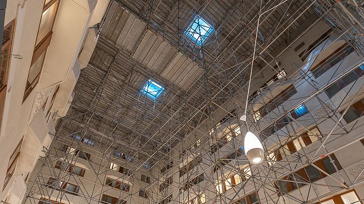 I taket ovanför Radisson Blu Royal Viking Hotels frukostmatsal behövde ljuskupolerna bytas ut. Ställningsföretaget Libergs använde sig av Layhers material och kompetens. 