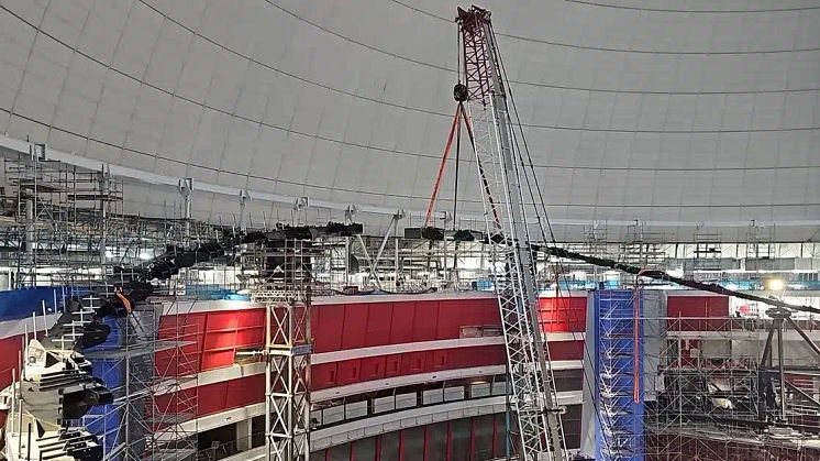 Montering av ringkonstruktion. "Projektets komplexitet överträffade alla förväntningar. Tack vare Layhers Allround-system och bra samarbete anpassade vi oss snabbt till nya förutsättningar", säger Robert Sörensen, projektchef på Ramirent Safe Access.