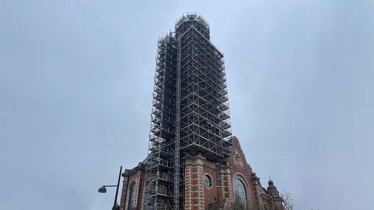 Det gick inte att bottna ställningen på tre av kyrkans fyra sidor, då angränsande tak skulle inte klara belastningen. Tack vare Layhers alu-balk TwixBeam kunde ställningen byggas runt kyrktornets fyra sidor från 22 meters höjd.
