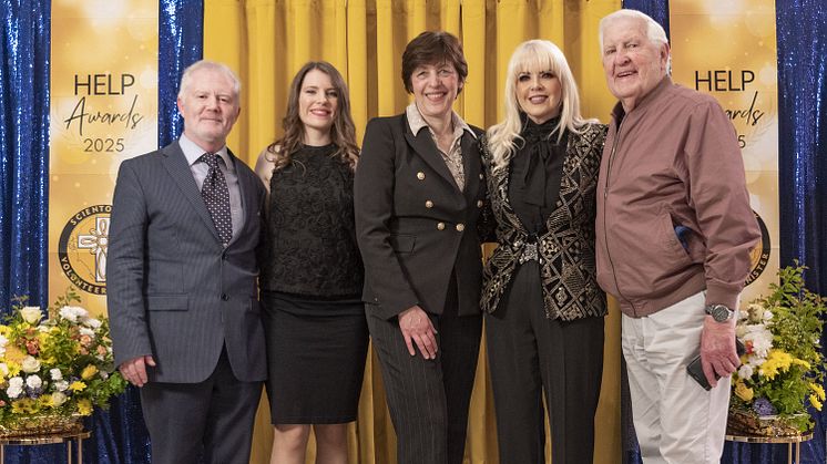 Ken Tuohy, Anaelle Chauchet, Dany Gatzke, Angel och John Brennan samlas för ett foto vid Scientologys Volontärers HELP Awards 2025-ceremoni.