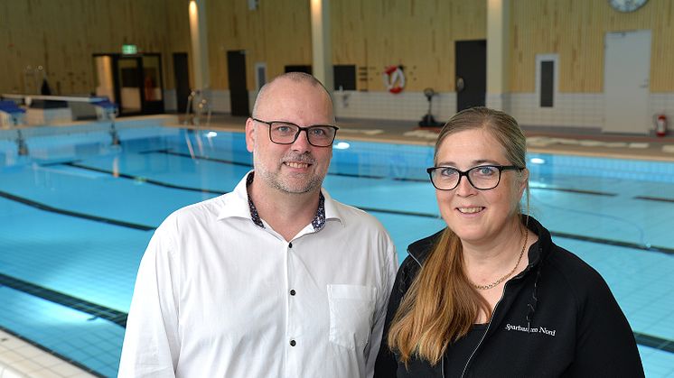 Marcus Lundberg, Arvidsjaur kommun och Ann-Louise Högberg, Sparbanken Nord ser fram emot samarbetet kring den nya sport- och simhallen. "Det här blir ett lyft för föreningslivet i Arvidsjaur."  Foto: Kent Norberg, Arvidsjaur kommun.