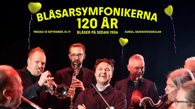 Glad chefdirigent Emil Eliasson med musiker ur Blåsarsymfonikerna samt ballonger
