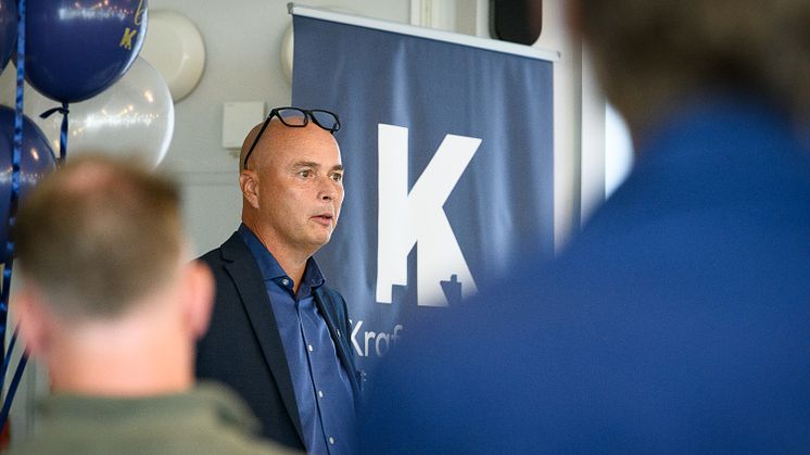 Stefan Jansson, VD, presenterar framför en sittande publik