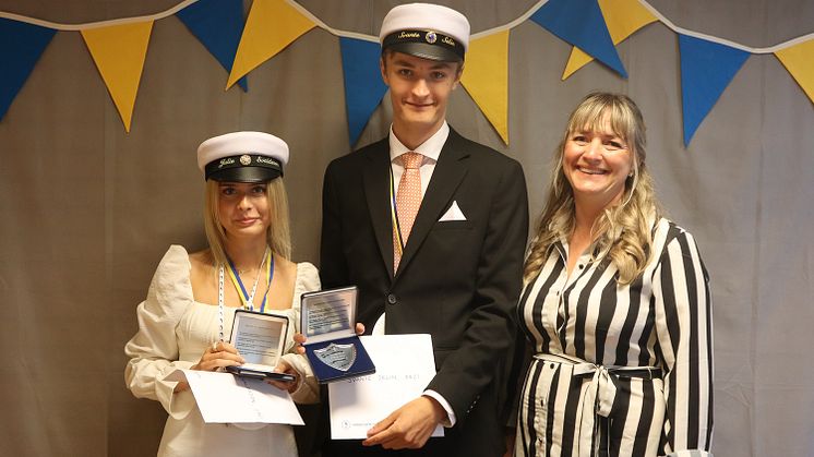 Julie Evaldsson, Svante Selin och Linda Svensson, rektor. Foto: Elin Skugge