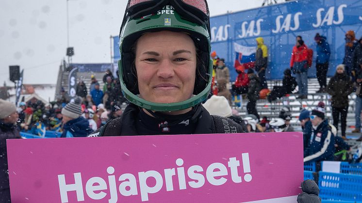 Anna Swenn Larsson tilldelas Hejapris och skänker pengarna till ungdomsläger i Rättviks Slalomklubb