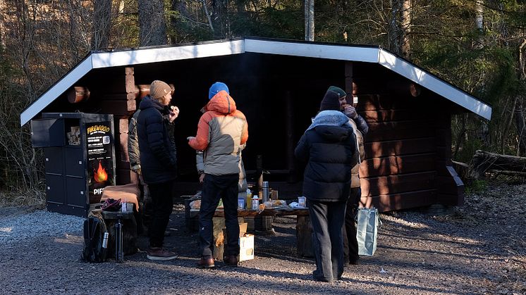 Vedbox från PIFFL vid rastvindskydd i Mölndals kommun. Foto: PIFFL