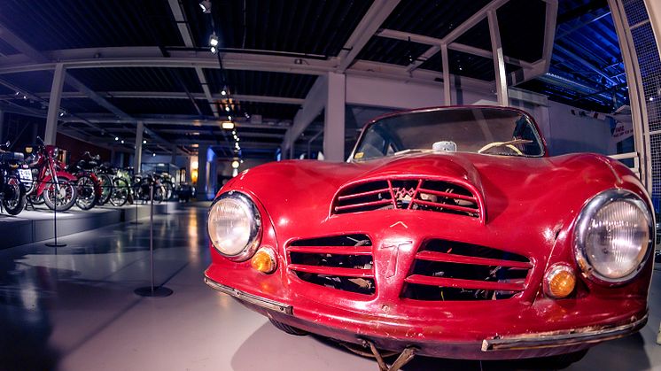 Arrangementet holdes selvsagt i museets samferdselsutstilling med fly, biler, trikk og motorsykler som kulisse.