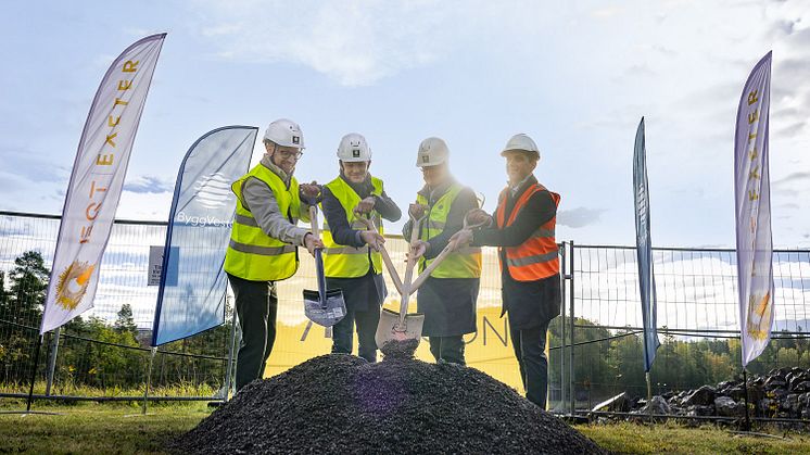 Marcus Nyström, projektledare ByggVesta; Emil Högberg (S), kommunalråd Huddinge kommun; Gustav Amberg, rektor Södertörns högskola; Amer Šuman, fastighetskonsult EQT Exeter