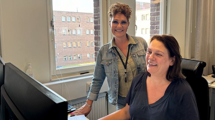 Teamledare Jennie coachar kundservicemedarbetaren Marie. 