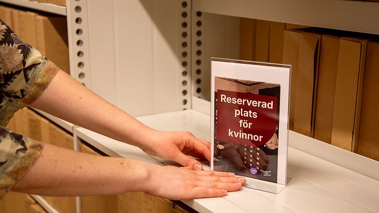 Plats för kvinnor reserveras i länsmuseets arkiv. Foto: Jenny Bergensten/Stockholms läns museum. 