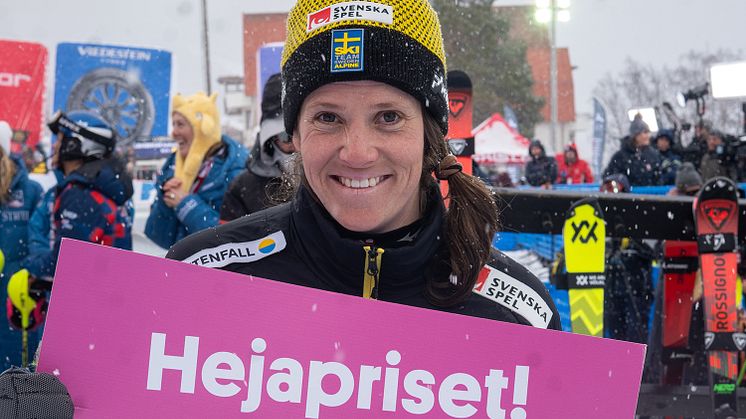 Sara Hector ger Hejapris-pengar till fadderverksamhet i Kungsbergets Alpina Klubb