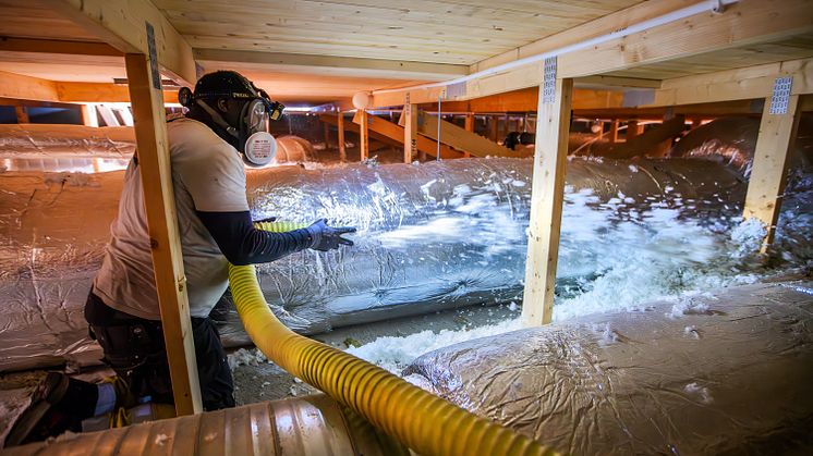 Isoleringen på husens vindar skjuts tillbaka efter renoveringen för att minska belastningen på miljö och klimat.