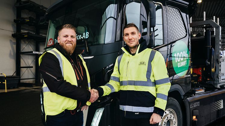 Optimera Svenska AB tar nästa steg mot hållbart byggande via eldriven byggplatslogistik. Från vänster: Emil Dahlberg från Optimera, Andreas Wallander från LGA Transport & Service AB 