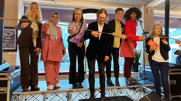 Annika Cedhagen, kulturdirektör, Sara Abdulkarim, författare, Elisophie Andrée, författare, Janne Grönholm (MP), kulturnämndens ordförande, Åsa Sandström, stadsbibliotekarie, Diane Emerita, artist och Katarina Forsström, enhetschef klipper bandet.
