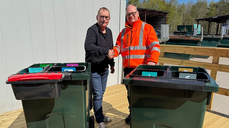 Hans Johansson och entreprenören Magnus Friman rustar för att tranåsborna ska få närmare till återvinningen, när nya fyrfackskärl placeras på den egna tomten.