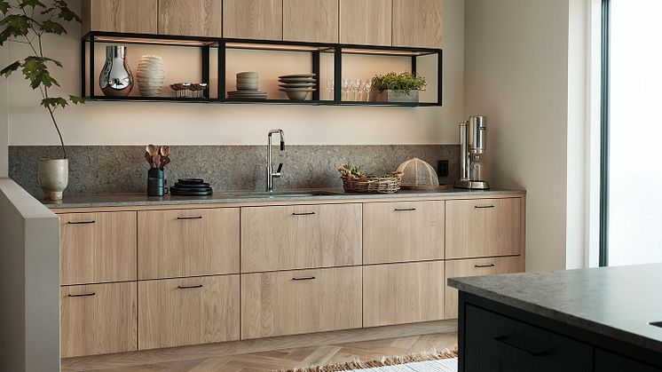 Ekkök i både vitpigmenterat och svartbetsat utförande – en genomtänkt köksdesign där naturliga material möter tidlös elegans.