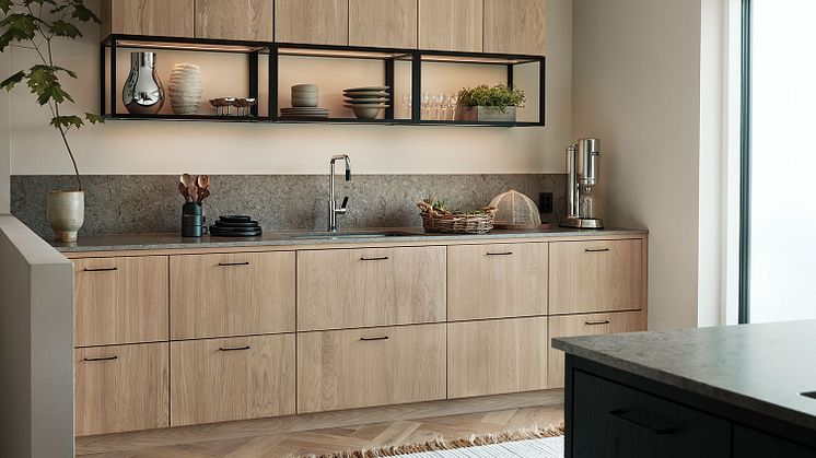 Eikkjøkken i både hvitpigmentert og svartbeiset utførelse – et gjennomtenkt kjøkkendesign der naturlige materialer møter tidløs eleganse.