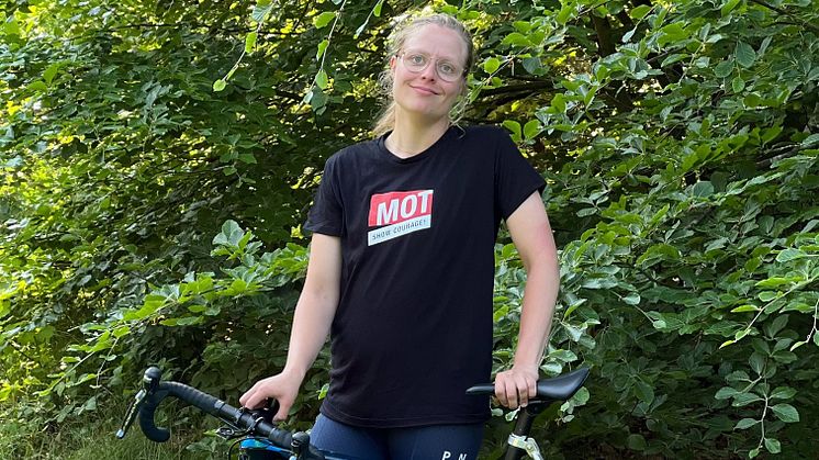 Emma Lund er stolt af at være ambassadør for trivselsorganisationen MOT-Danmark, som arbejder for at give alle unge mere mod på livet, skabe stærke fællesskaber og forebygge mistrivsel. 