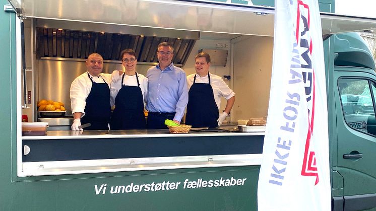 Bygma Ringsted kombinerer padel-stævne med god mad og social ansvarlighed. Direktør for Bygma Ringsted, Morten Skov og medarbejdere fra Café Ingeborg i foodtrucken.