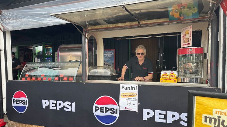 Villy Nilsson, som driver Direkten Norje, hoppas att foodtrucken ska ge en skjuts till försäljningen under årets Sweden Rock Festival.