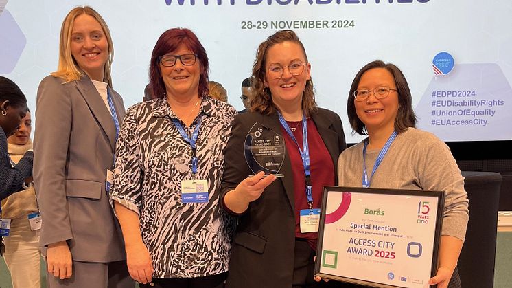 Delegationen från Borås Stad tar emot pris på Access City Award. Från vänster: Anna Thuresson Dler, kvalitetschef, Lena Mellbladh, tillgänglighetsstrateg, Ylva Lengberg (S), kommunalråd och Herawati Iskandar Nowak, funktionshinderkonsulent.
