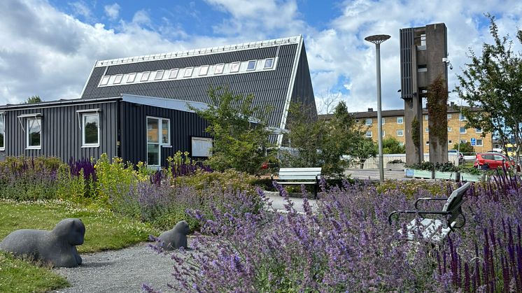 Foto som visar Länsmanshuset, från parken.