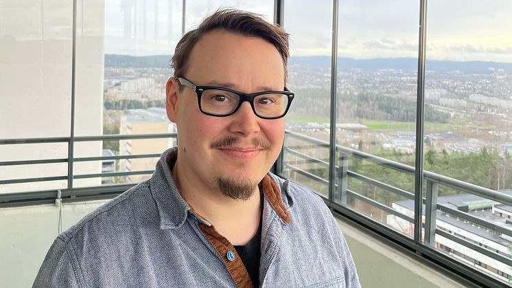 Avdelingsingeniør Rune André Pettersen gleder seg å ta imot rundt hundre kunstnere på Romsås senter. Her står han på balkongen til et av atelierene med utsikt over Groruddalen i bakgrunnen.