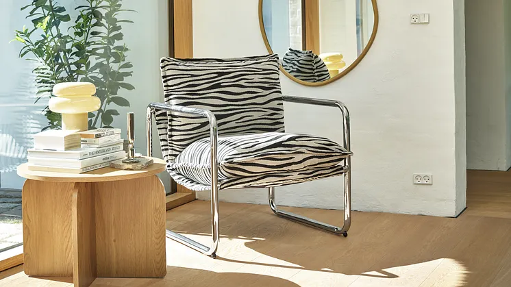 Le fauteuil REMMELS de JYSK apporte une touche audacieuse à l’intérieur.