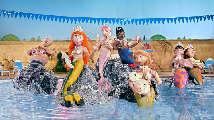 Stillbild från stop motion-animerade filmen Sea Angels med sjöjungfrur som badar i en pool. Foto Cissi Efraimsson från filmen Sea Angels.