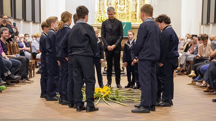 13 neue Thomaner gedenken am Samstag mit Sonnenblumen am Bach-Grab in der Thomaskirche - Foto: Emanuel Scobel 