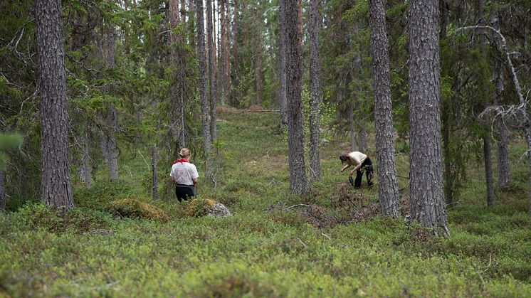 Dansaren och koreografen Linnéa Sundling och textilkonstnären Ida Isak Westerberg. Fotograf: Zandra Ahlqvist (NaltaFoto).