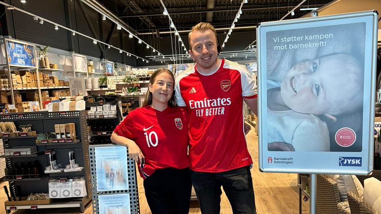 Over 1200 ansatte i JYSK tok på seg sin favoritt fotballtrøye for å samle inn penger til årets FotballtrøyeFredag for Barnekreftforeningen.