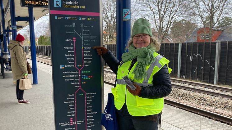 Ingrid George, Sollentuna lottakår, informerar om beredskap vid en av pendeltågsstationerna i Stockholm vid kampanjen 2024.
